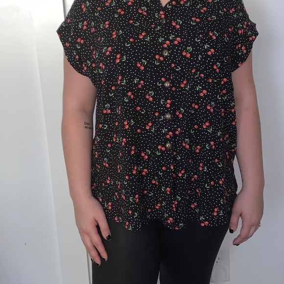 No Boundaries Women’s Cherry Print Button Down - Picture 1 of 6
